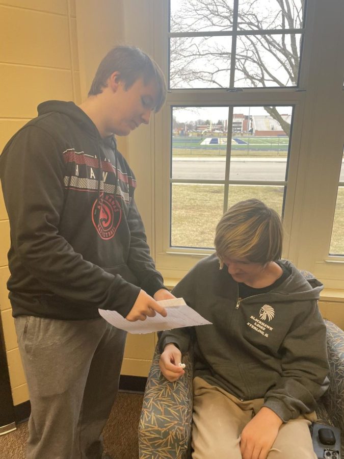 Senior Shea Hansen gives advice to a freshman to help with finals. With experience on their side, seniors often have good advice to give on the subject of finals.