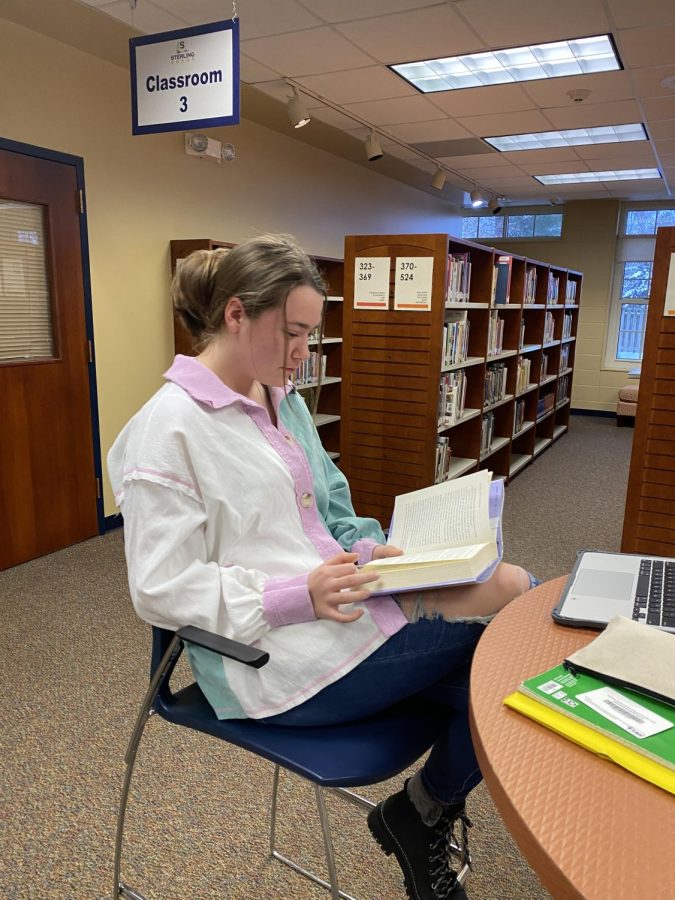 Sophomore+Kadielynn+Nelson+reads+her+book+in+the+library.+Students+should+try+to+be+productive+by+reading+instead+of+going+on+their+phones.+