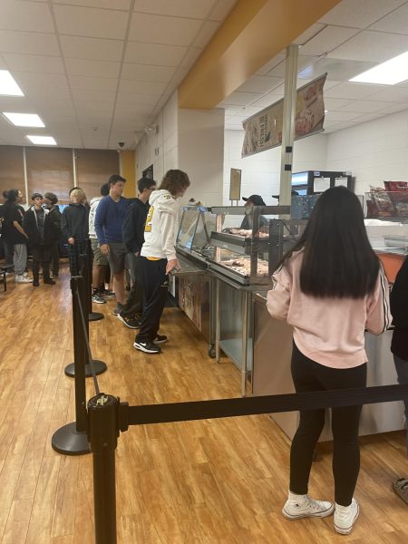 SHS students wait in a line for lunch. Students regularly form a huge line for nachos. 
