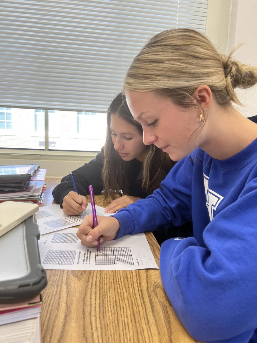 Sophomores Madelyn Oyen and Sophia Torres work on their Algebra 2 homework. Oyen and Torres are both involved in clubs and teams at S.H.S.